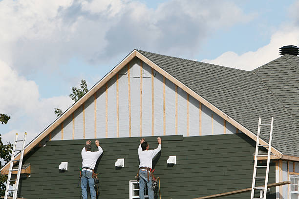 Professional Siding technician working in Toronto, OH